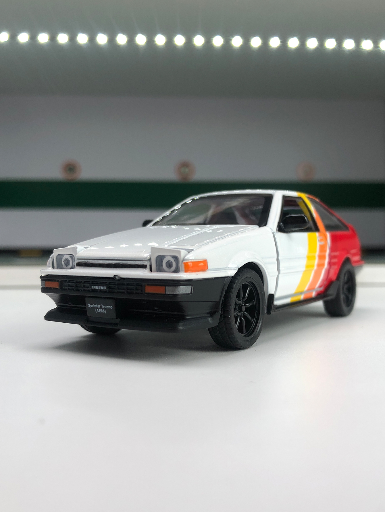 Model Kit Toy - 1: 37 simulation zinc alloy Toyota