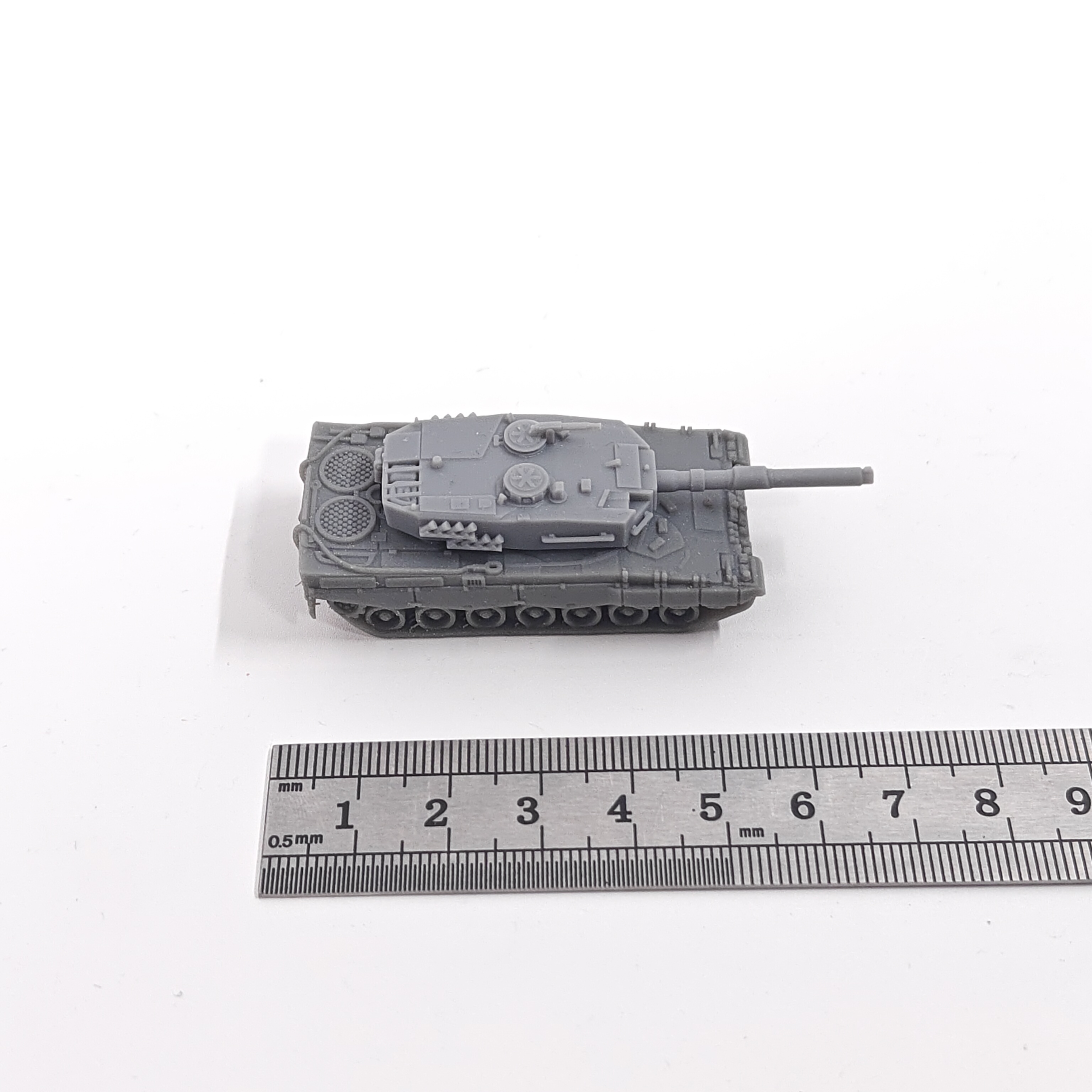 1/144 Scale Leopard 2 Main Bat - مراجعة Model Kit Battleship وسعره